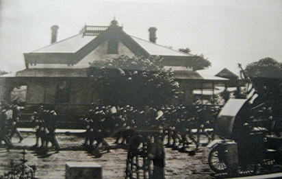 Parade passes the Julius Kruttschnitt House